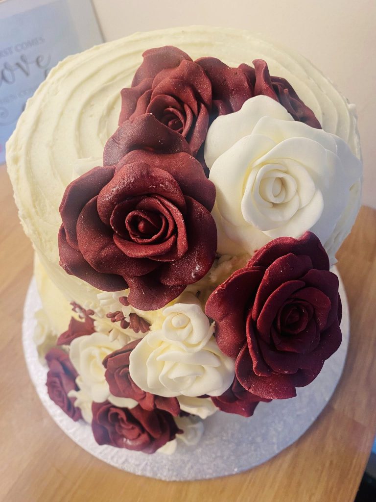 fondant roses on wedding cake 